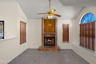 5612 Mickey Mantle Ave in El Paso, TX - Foto de edificio - Building Photo
