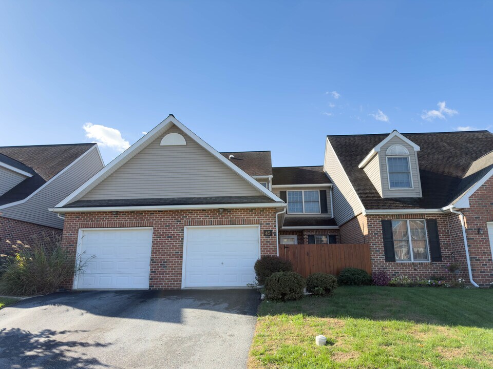 45 Spring Hill Ln in Mountville, PA - Building Photo