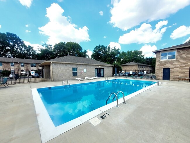 Pine Glen in Indianapolis, IN - Foto de edificio - Building Photo