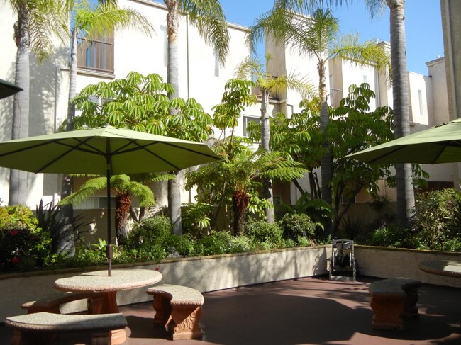 Gateway Court in Torrance, CA - Foto de edificio - Building Photo