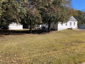 915 Lindsay Ln in Florissant, MO - Building Photo - Building Photo