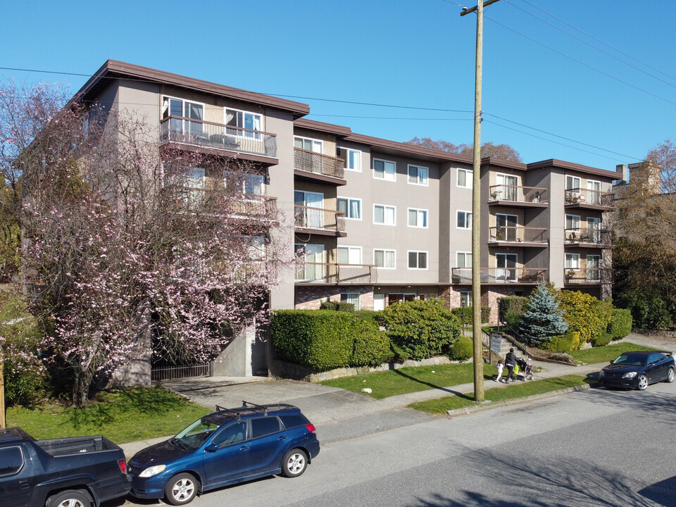 Centennial Manor in North Vancouver, BC - Building Photo