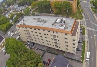 The Devon on Greenwich in Hempstead, NY - Building Photo - Building Photo