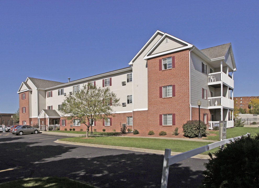 River Terrace Apartments in Janesville, WI - Foto de edificio