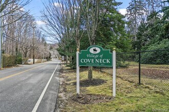 4 Elfland Ct in Oyster Bay, NY - Building Photo - Building Photo