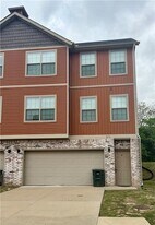 271 S Breakwater Ln in Fayetteville, AR - Building Photo