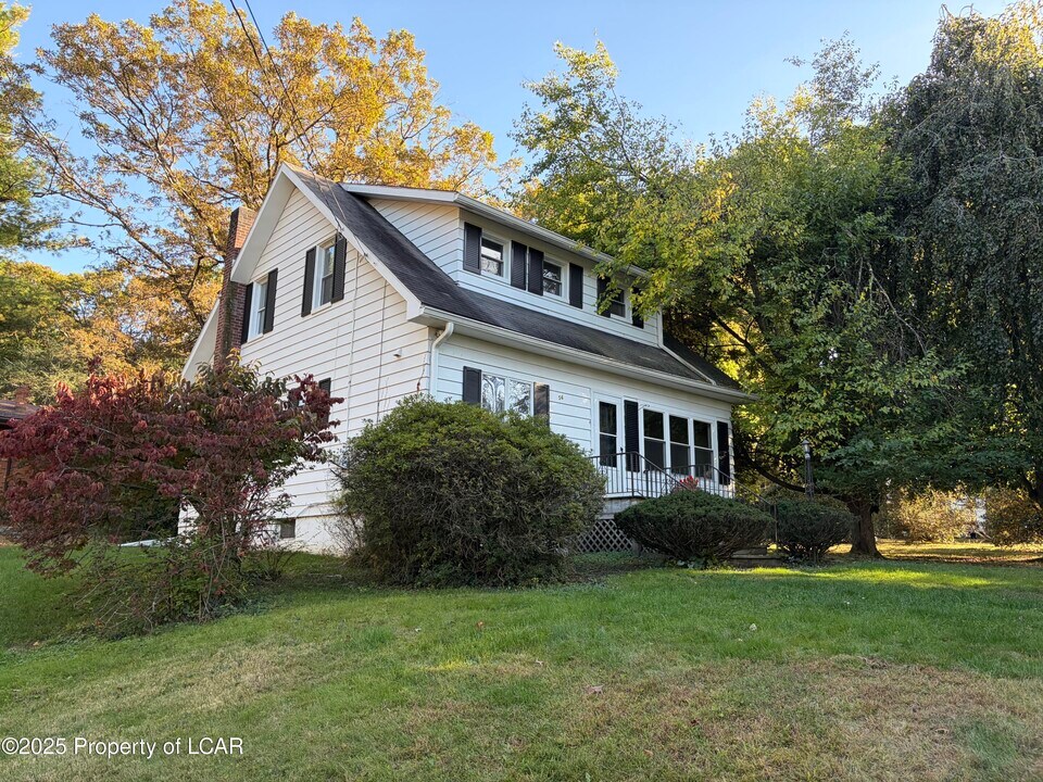 56 S Main St in Mountain Top, PA - Foto de edificio