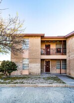 100 Shannon Cir in Del Rio, TX - Building Photo