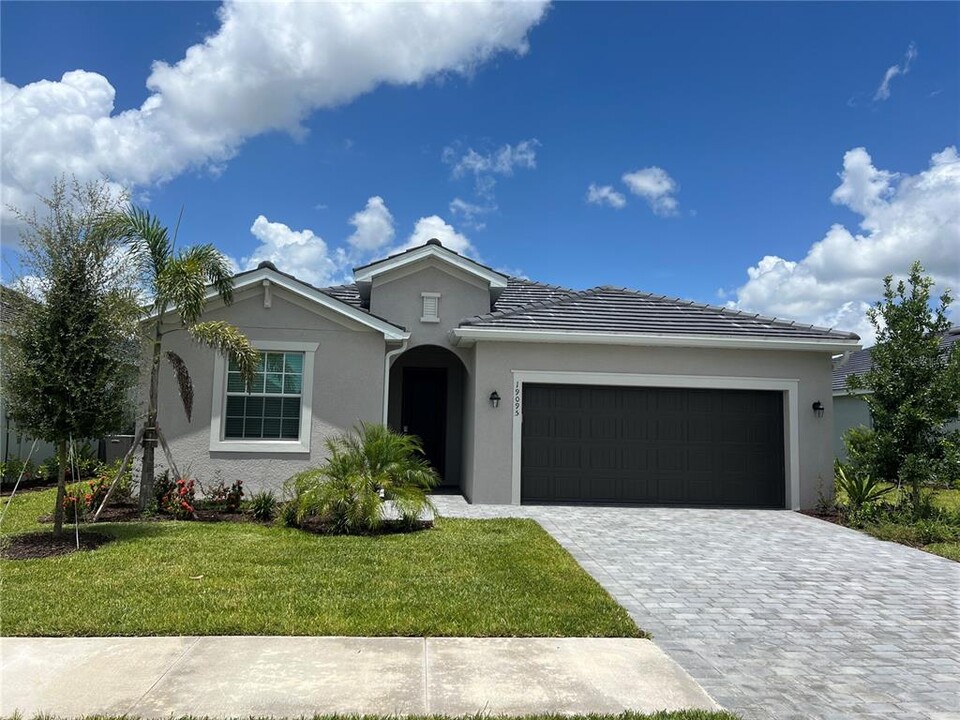 19095 Cabernet Ct in Venice, FL - Building Photo