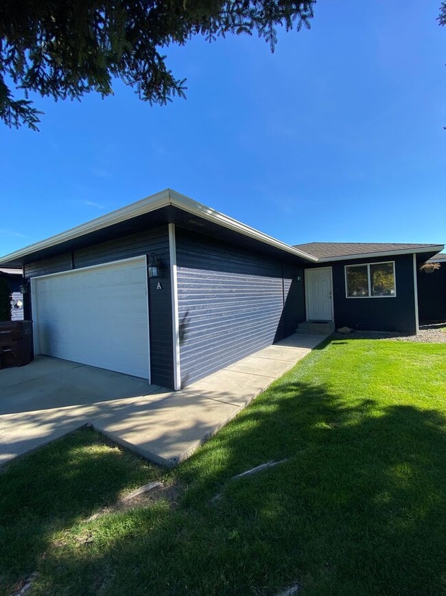 3413 Cascade Loop in Yakima, WA - Building Photo - Building Photo