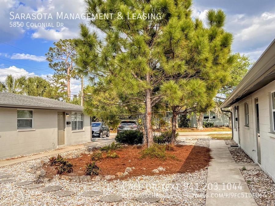 5850 Colonial Dr in Sarasota, FL - Building Photo