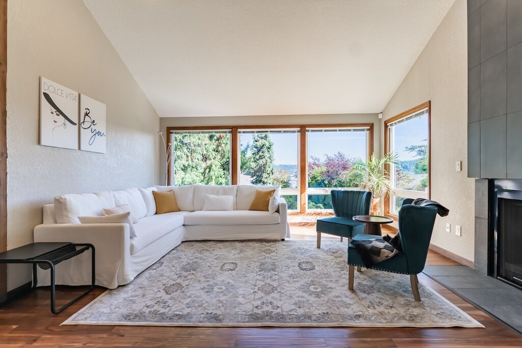 242 W Lake Sammamish Pkwy SE in Bellevue, WA - Building Photo