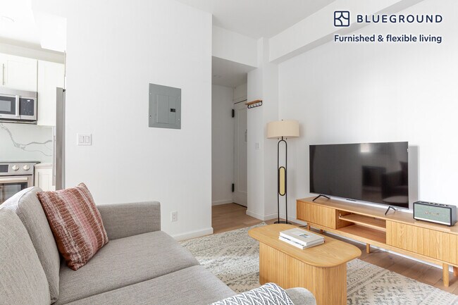 160 E 48th St in New York, NY - Building Photo - Building Photo