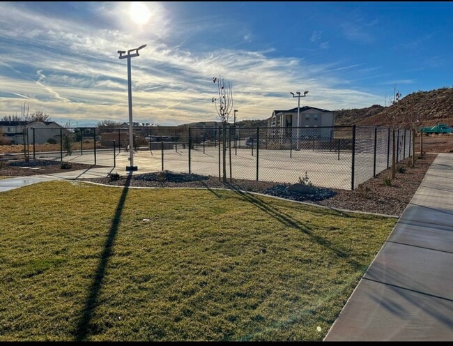 128 N Lone Rock Dr, Unit A-303 in Hurricane, UT - Foto de edificio - Building Photo