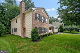 1719 Larkmeade Dr in Vienna, VA - Foto de edificio - Building Photo