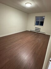 2260 N Summit Ave, Unit 206 in Milwaukee, WI - Building Photo - Building Photo