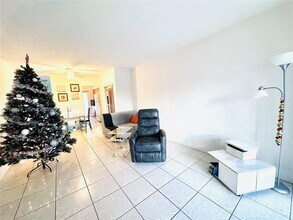 1560 NE 127th St in North Miami, FL - Building Photo - Building Photo