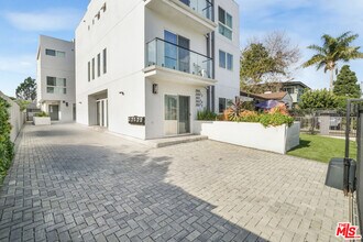 2057 1/2 S Garth Ave in Los Angeles, CA - Foto de edificio - Building Photo