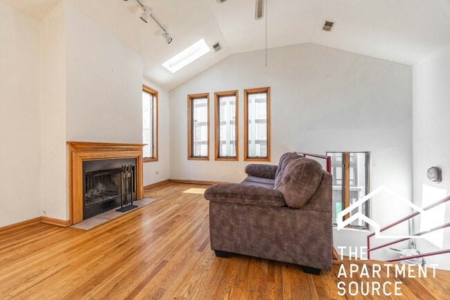 817 N Milwaukee Ave
