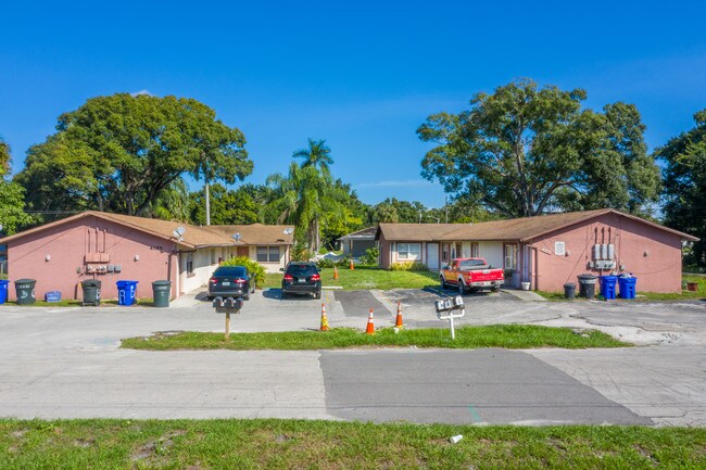 4275 Desoto Ave in Ft. Myers, FL - Foto de edificio - Building Photo