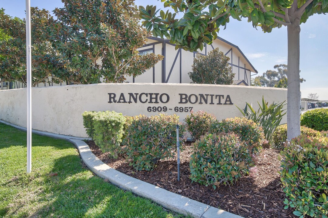 Rancho Bonita in San Diego, CA - Foto de edificio