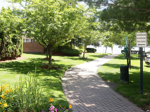 Mariner's Landing Apartments in Edgewater, NJ - Building Photo - Building Photo