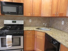 64 Albury Way in North Brunswick, NJ - Building Photo - Building Photo