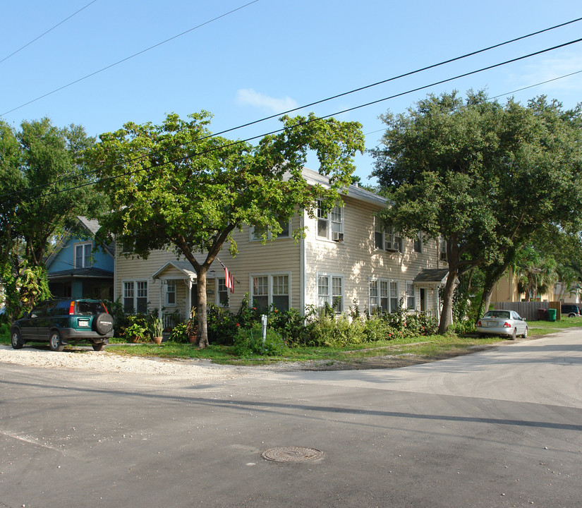 Clayton Manor in Fort Lauderdale, FL - Building Photo