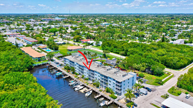 689 NE 6th Ct in Boynton Beach, FL - Foto de edificio - Building Photo