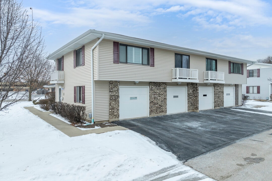 Weathersfield Commons in Schaumburg, IL - Building Photo