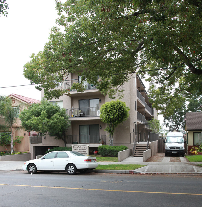 819 S 6th St in Burbank, CA - Building Photo