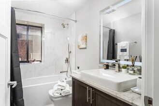 2211 E 67th St, Unit 802 in Chicago, IL - Foto de edificio - Building Photo