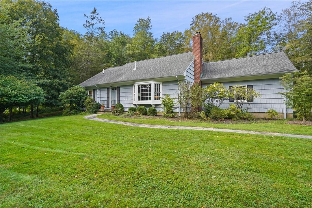 5 Brook Farm Rd in Bedford, NY - Building Photo
