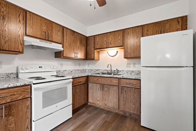 Mayville Heights Apartments is a convenient 55+ senior living community with HEAT AND WATER INCLU... in Mayville, WI - Foto de edificio - Building Photo