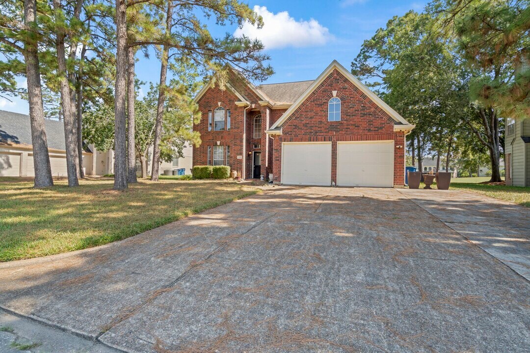 8518 Malardcrest Dr in Humble, TX - Building Photo