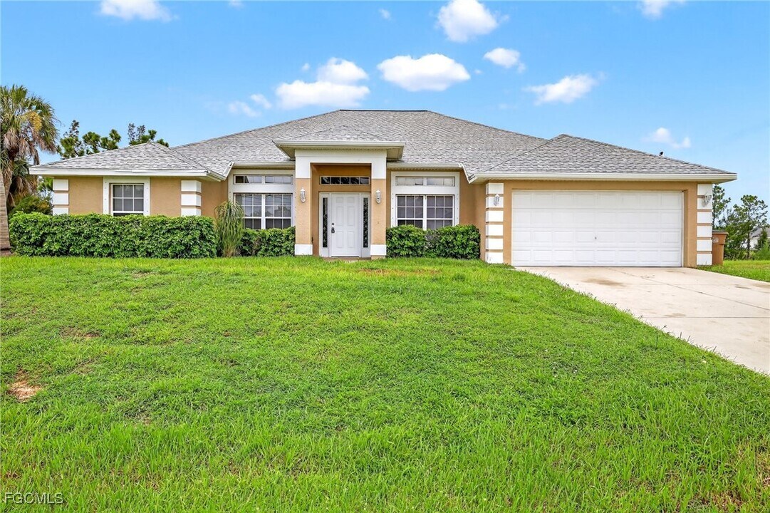 3824 NE 17th Ave in Cape Coral, FL - Foto de edificio