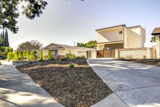 10499 Yolanda Ave in Porter Ranch, CA - Foto de edificio - Building Photo