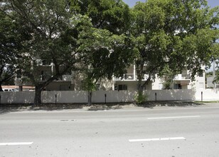 2695 SW 18th St in Miami, FL - Building Photo - Building Photo