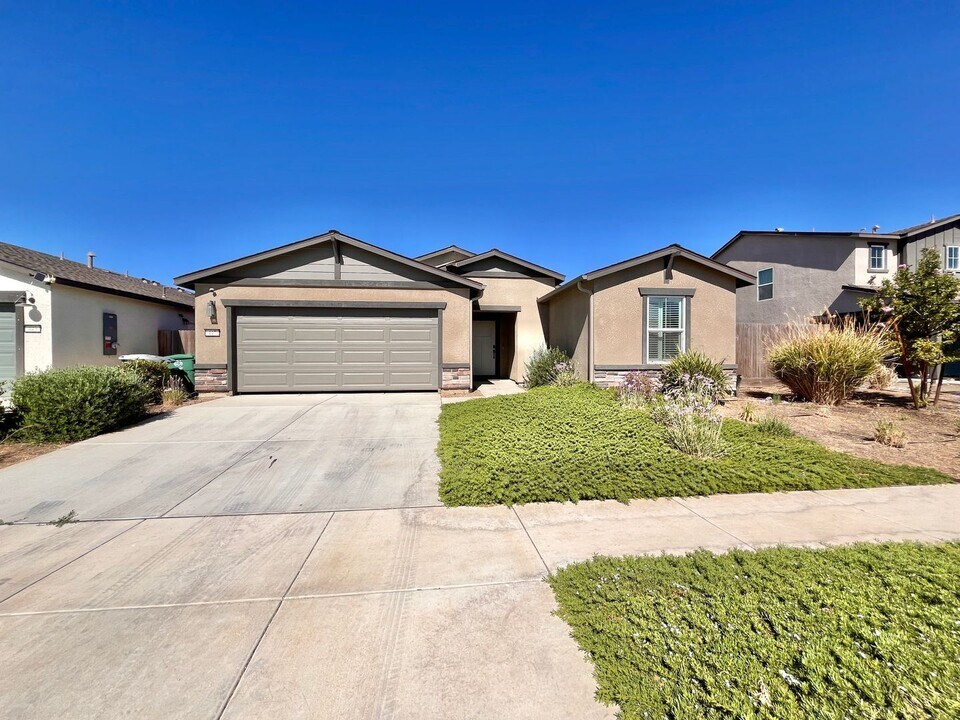 447 Castellana St in Los Banos, CA - Building Photo
