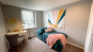 Woodbrook Village Apartments in East Lansing, MI - Foto de edificio - Building Photo