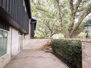 2001 Stoney Brook Dr in Houston, TX - Building Photo - Building Photo