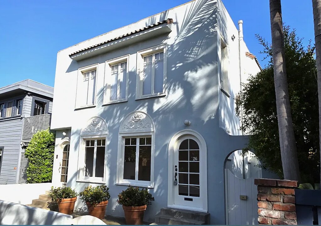 124-128 Breeze Ave in Los Angeles, CA - Building Photo