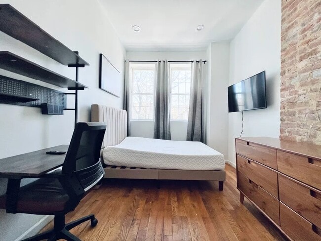 Furnished room/NOT APARTMENT in Brooklyn, NY - Foto de edificio - Building Photo