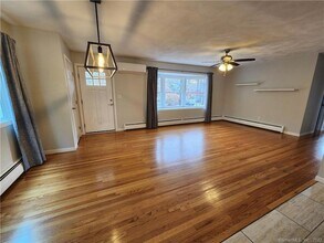 24 Savi Ave in Waterford, CT - Foto de edificio - Building Photo