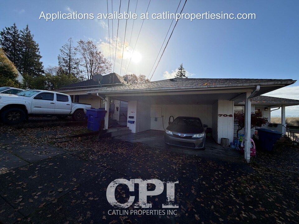 704 Academy St in Kelso, WA - Building Photo