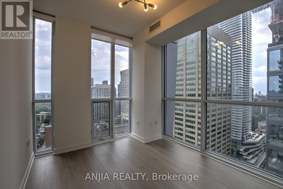 1-2711 Yorkville Ave in Toronto, ON - Building Photo