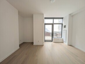 3 Ct Square W in Queens, NY - Foto de edificio - Building Photo