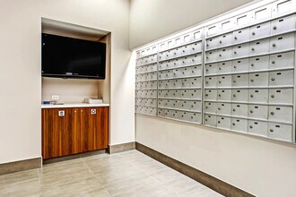 2554 N Clark St, Unit 1004 in Chicago, IL - Building Photo - Building Photo