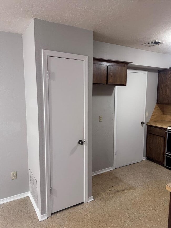 205 Barrett Pl in Edmond, OK - Building Photo - Building Photo