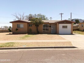 10037 Oakwood Dr in El Paso, TX - Building Photo